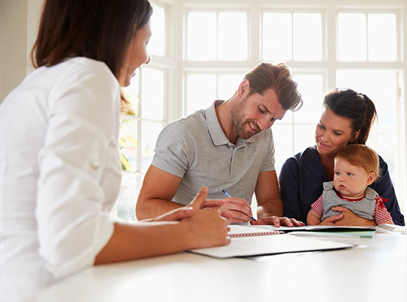 Familie mit Kind bei der Beratung zum Einreichen von Arztkosten – wir kümmern uns um die Abwicklung und Ihre Rückerstattung